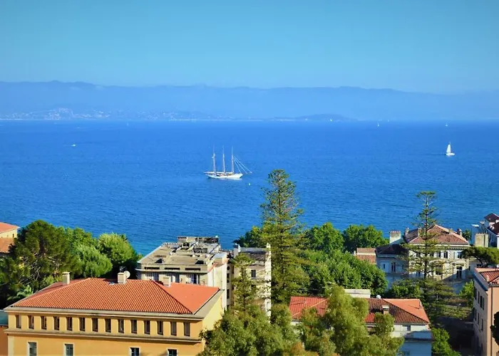 Grand T2 Standing Proche Centre Et Plages Vue Panoramique Parking Prive *